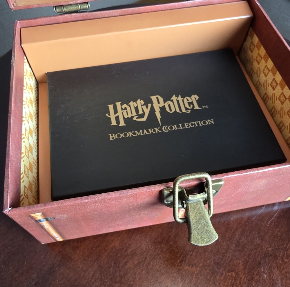 This is a Harry Potter Years 1-5 Limited Edition DVD Gift Set With Trunk - Picture 5 of 10